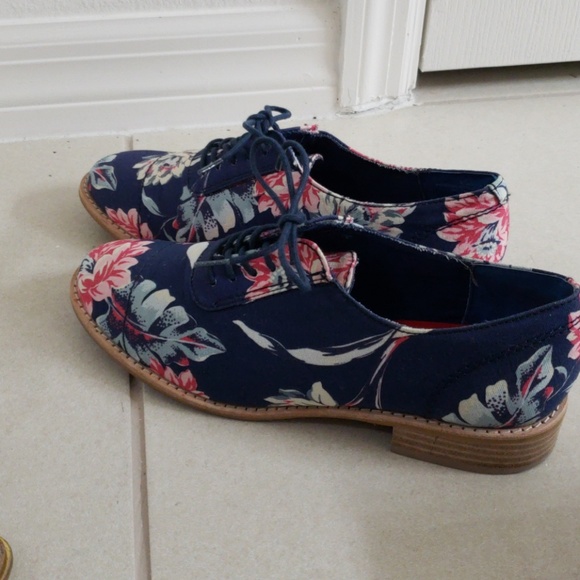 Shoes - Picture 4 of 6